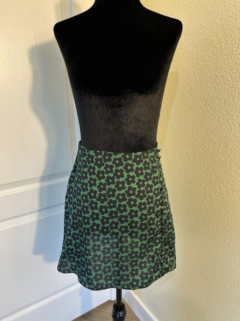 Urban Outfitters Black & Green Floral Mini Skirt. Size small